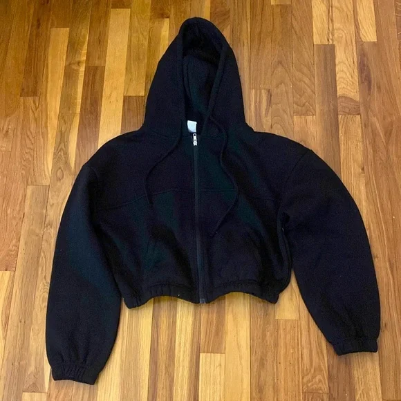 NWT Onzie Women’s Black Cropped Zip Up Hoodie Size M/L - Picture 1 of 10